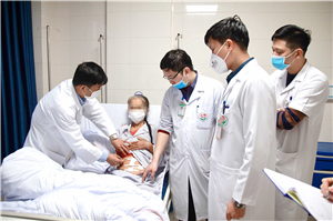 Bệnh viện đa khoa Việt Đức phẫu thuật nội soi điều trị ung thư đại tràng trên người bệnh lao phổi.