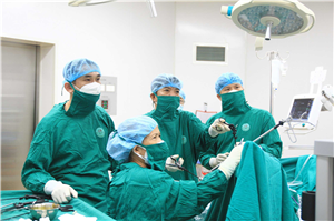 Bệnh viện đa khoa Việt Đức phẫu thuật Miles nội soi điều trị cho người bệnh ung thư trực tràng thấp