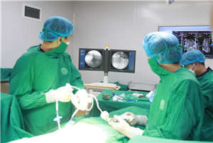Bệnh viện đa khoa Việt Đức phẫu thuật tạo hình thân đốt sống bằng bơm xi măng sinh học có bóng – giải pháp điều trị tối ưu cho người bệnh gãy lún thân đốt sống/ người bệnh loãng xương 