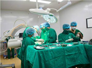 Bệnh viện đa khoa Việt Đức phẫu thuật vi phẫu lấy nhân thoát vị đĩa đệm cột sống thắt lưng