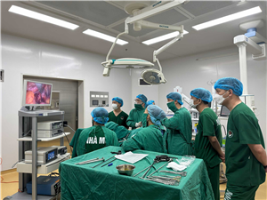 Bệnh viện đa khoa Việt Đức phẫu thuật nội soi đặt lưới nhân tạo điều trị sa bàng quang cho người bệnh lớn tuổi