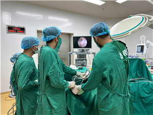 Bệnh viện đa khoa Việt Đức phẫu thuật noi soi điều trị viêm khớp cổ chân cho người bệnh.