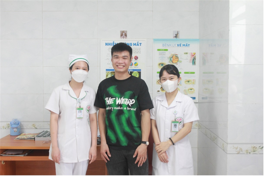 Bệnh viện đa khoa Việt Đức phẫu thuật cắt dịch kính, thay thủy tinh thể cho người bệnh chấn thương mắt do tai nạn lao động