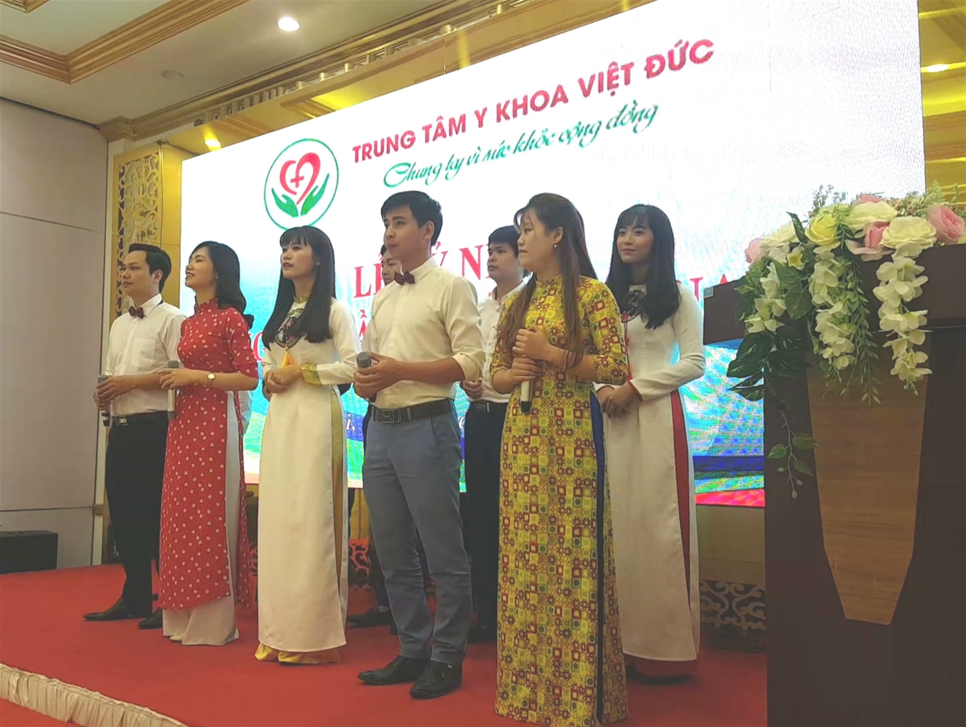 Các y bác sĩ với tiết mục văn nghệ chào mừng Ngày Thầy thuốc Việt Nam
