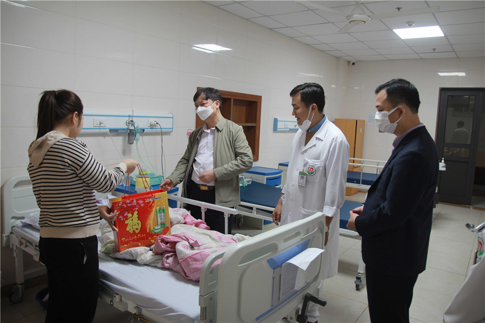 Lãnh đạo Bệnh viện đa khoa Việt Đức thăm, chúc Tết cán bộ, y bác sĩ, nhân viên y tế và người bệnh đang điều trị tại bệnh viện