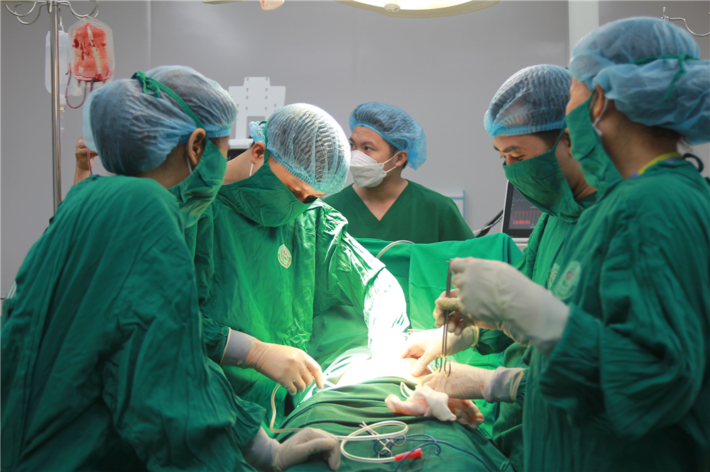 Bệnh viện đa khoa Việt Đức cấp cứu người bệnh vỡ lách phức tạp, đa chấn thương do tai nạn giao thông
