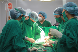 Bệnh viện đa khoa Việt Đức cấp cứu người bệnh vỡ lách phức tạp, đa chấn thương do tai nạn giao thông
