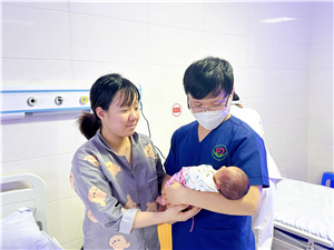 Bệnh viện đa khoa Việt Đức cứu sống trẻ sinh non mắc nhiều bệnh lý phức tạp: suy hô hấp, nhiễm khuẩn sơ sinh trên suy dinh dưỡng bào thai, mẹ tiền sản giật