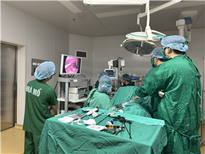 Bệnh viện đa khoa Việt Đức phẫu thuật nội soi lồng ngực cắt kén khí phổi cứu người bệnh tràn khí màng phổi